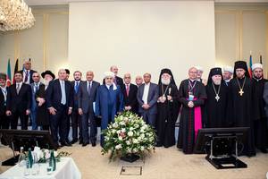 Photo: Some of the participants in the group picture with Grand Sheikh Sheikh-ul-Islam Allahshukur Pashazade (center) Â© Embassy of Azerbaijan in Berlin