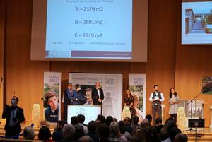 Foto: Thomas Schirrmacher gewinnt als Alumni den Preis eines humorvollen Quiz zwischen LehrkÃ¶rper, Studenten und Alumni und verspricht, dies in der Wikipedia zu listen Â© BQ/Martin Warnecke