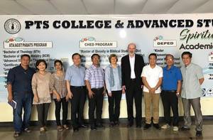 Foto: Christine und Thomas Schirrmacher mit der Leitung des PTS College &amp; Advanced Studies, Manila Â© BQ/Thomas Schirrmacher