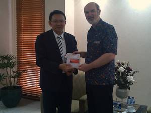 Tjahana âAhokâ Purnamas receives the latest edition of the magazine on Freedom of Religion Â© BQ / Warnecke