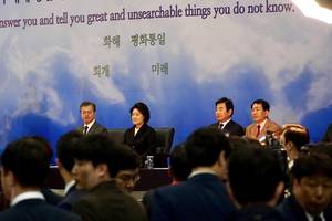 Foto: PrÃ¤sident Moon Jae-in mit seiner Gattin (sitzend von links) beim Nationalen GebetsfrÃ¼hstÃ¼ck in Korea Â© BQ/Warnecke