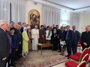 Foto 1: Besuch bei Papst Franziskus (Zweiter und Dritter auf der rechten Seite des Papstes: Thomas K. Johnson und Kyai Haji Yahya Cholil Staquf) Â© Thomas K. Johnson