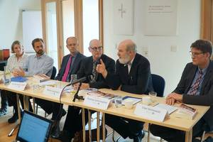 Foto: Beim PressegesprÃ¤ch am 23. Oktober 2019 kamen zusammen: Michael Brand, MdB, Menschenrechtlicher Sprecher der CDU/CSU-Bundesfraktion, Prof. Dr. mult. Thomas Schirrmacher, Herausgeber der JahrbÃ¼cher Religionsfreiheit und Christenverfolgung, President des Internationalen Rates der International Society for Human Rights (ISHR), Uwe Heimowski, Beauftragter der Deutschen Evangelischen Allianz e.V. am Sitz des Bundestages und der Bundesregierung, Martin Lessenthin, Sprecher des Vorstands der Internationalen Gesellschaft fÃ¼r Menschenrechte (IGFM), Deutsche Sektion e.V., sowie David Byle und Ulrike Byle, Zeugen Â© BQ/Warnecke