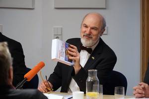 Foto: Thomas Schirrmacher prÃ¤sentiert die JahrbÃ¼cher Â© BQ/Warnecke