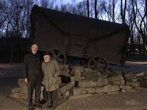 Foto: Thomas Schirrmacher mit dem GrÃ¼ndungsvorsitzenden der ukrainischen Sektion der ISHR, Andrej Suchorkow, vor dem Denkmal fÃ¼r die ermordeten Roma in âBabyn Jarâ Â© BQ/Warnecke