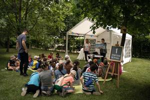 Kinder im ukrainischen Children’s Mission Camp verfolgen bei Station 1 eine Tierfigur auf einer illustrierten Reise © Children’s Mission