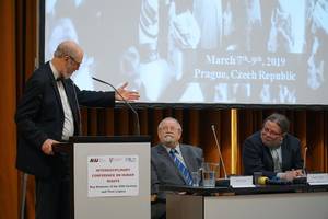 Photo: Thomas Schirrmacher addressing the signatories of Charta 77, Dr. Daniel Kroupa and Dr. Alexandr Vondra © BQ/Martin Warnecke