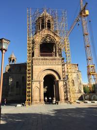 Foto: Die Kathedrale der Armenisch-Apostolischen Kirche (âMother Cathedral of Holy Etchmiadzinâ), erbaut 301â303, 480 und 618, neben dem Sitz des Katholikos in Vagharshapat Â© BQ/Schirrmacher