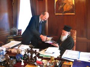Foto: Schirrmacher bei der Ãbergabe von âMÃ¤rtyrer 2007â an den Ãkumenischen Patriarchen BartholomÃ¤us I. Â© BQ