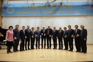 Foto: Internationale GÃ¤ste und der Vorstand des Nationalen GebetsfrÃ¼hstÃ¼cks in Korea Â© BQ/Warnecke