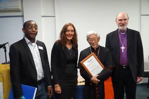 Foto: Kardinal Joseph Zen Ze-kiun mit Preisurkunde und Laudator, links Michaela Koller und Dr. Emmanuel Franklyne Ogbunwezeh vom Vorstand der Stephanus Stiftung Â© BQ/Warnecke