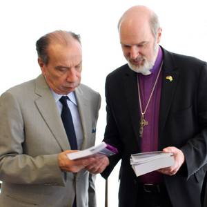 Thomas Schirrmacher Ã¼bergibt dem brasilianischen AuÃenminister ein Exemplar des Buches Â© BQ / Warnecke