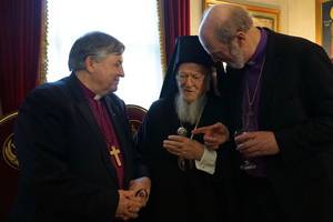 Bishop Thomas Schirrmacher, WEA Associate Secretary General for Theological Concerns, introduces Bishop Nik Nedelchev to the Ecumenical Patriarch Bartholomew I © BQ/Warnecke