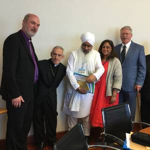 Foto: Immer mittendrin, bis zuletzt: Kardinal Tauran im GesprÃ¤ch mit Vertretern nichtchristlicher Religionen Â© BQ/Warnecke