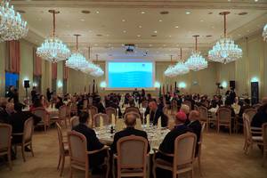 Photo: View into the hall from behind at the banquet © BQ/Warnecke