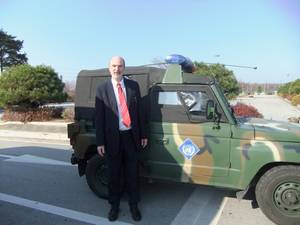 Foto: Thomas Schirrmacher mit UN-Fahrzeug an der Grenze zwischen Nord- und SÃ¼dkorea Â© BQ/Warnecke