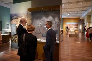 Foto: Der Chefkurator des Bibelmuseums, Prof. Dr. Jeffery Kloha, erklÃ¤rt Thomas und Christine Schirrmacher die Exponate der israelischen AltertumsbehÃ¶rde Â© WEA/Timothy K. Goropevsek