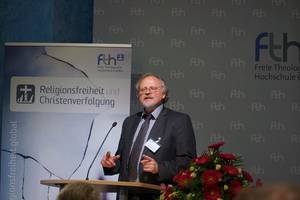 Photo: Heiner Bielefeldt bei seinem Vortrag © Martin Warnecke/IIRF