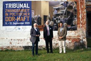 Foto (von links nach rechts): Karl Hafen, Thomas Schirrmacher und Dr. Sorin Muresan vor dem Plakat des Tribunals und der AuÃenwand des ehemaligen Zuchthaus Cottbus Â© BQ/Martin Warnecke