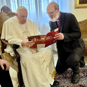 Foto: Bischof Thomas Schirrmacher im Gespräch mit Papst Franziskus über die neue WEA-Broschüre, als er den Papst besuchte, als dieser ein Jahrzehnt im Amt war © WEA/Schirrmacher