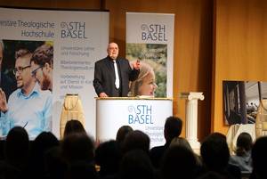 Foto: Prof. Dr. Rolf Hille wÃ¤hrend seiner Festrede 50 Jahre STH Basel Â© BQ/ Martin Warnecke