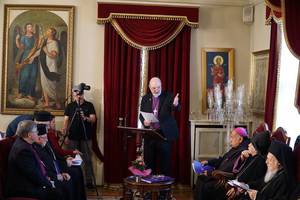 Bischof Schirrmacher wÃ¤hrend seiner Rede; zu seiner Rechten der Ãkumenische Patriarch BartholomÃ¤us I. Â© BQ/Warnecke