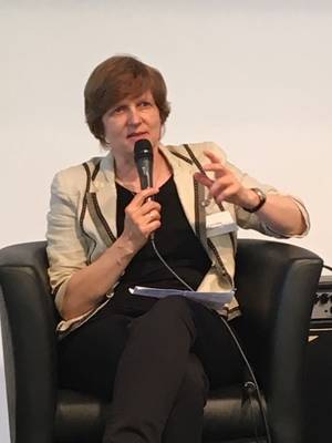 Foto: Christine Schirrmacher bei ihrer Laudatio for Eberhard Troeger Â© Christof Sauer, IIRF