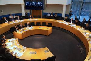 Foto: Thomas Schirrmacher bleibt weniger als eine Minute Redezeit als von der CDU berufener Gutachter/Experte bei der AnhÃ¶rung âBedrÃ¤ngte Ethnienâ des Menschenrechtsausschusses im Deutschen Bundestag. Links neben ihm im Kreis die anderen sechs Experten, di