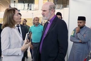 Foto: Schirrmacher im GesprÃ¤ch mit der Bundesministerin der Justiz und fÃ¼r Verbraucherschutz, Katarina Barley, beim Ahmadiyya Jalsa Salana in Karlsruhe Â© BQ/Warnecke
