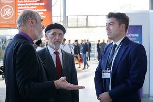 Foto: Schirrmacher im GesprÃ¤ch mit dem Vorsitzenden der Ahmadiyyas in Deutschland, Abdullah Uwe Hans Peter Wagishauser, und dem Bundestagsabgeordneten Thomas Hitschler (SPD) Â© BQ/Warnecke