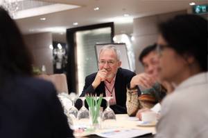 Foto: Prof. Dr. Christof Sauer hÃ¶rt Menschenrechtsverteidigern in Asien zu Â© SEAFORB