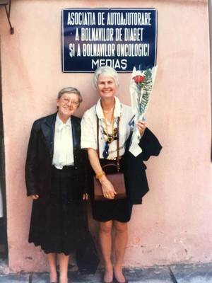 Foto: : Die Ehrenvorsitzender der IGFM, Katrin BornmÃ¼ller (rechts), bei einem der letzten Besuche bei Maja Caspar im Krebs- und Diabetes-Center in Medias (RumÃ¤nien), zugleich Sitz der Sektion RumÃ¤nien der ISHR Â© Katrin BornmÃ¼ller