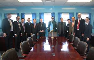 Foto: Eine Delegation mit koreanischen Regierungs- und Kirchenvertretern am Verhandlungstisch der UN auf der Demarkationslinie zwischen Nord- und SÃ¼dkorea Â© BQ/Warnecke