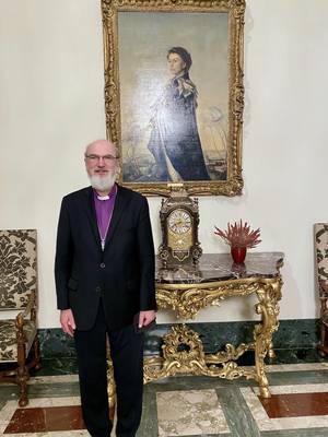 Photo: Archbishop Schirrmacher under a painting of Queen Elizabeth II in the British Embassy in Rome in October 2021 © Thomas Paul Schirrmacher