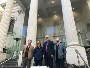 Foto: Thomas und Christine Schirrmacher mit Dr. Gordon Preece (ganz links) und Dr. Richard Dickins vor dem Sitzungsort, der First Baptist Church in Melbourne Â© BQ/Martin Warnecke