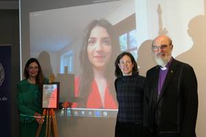 Foto (von links): Die Vorsitzende der Stephanus-Stiftung, Michaela Koller, mit Daniela Städiter (IDEA-Redaktionsleiterin) und dem Generalsekretär der Weltweiten Evangelischen Allianz, Prof. Thomas Schirrmacher, während der Preisverleihung mit der live aus den USA zugeschalteten Mary Mohammadi © BQ/IGFM