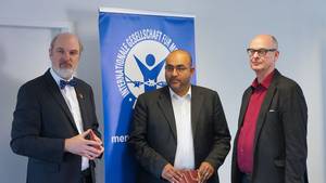 Prof. Dr. mult. Thomas Schirrmacher, PrÃ¤sident des Internationalen Rates der IGFM, MdB Omid Nouripour, Sprecher fÃ¼r AuÃenpolitik der Fraktion BÃ¼ndnis 90/Die GrÃ¼nen, und IGFM-Vorstandssprecher Martin Lessenthin Â© IIRF