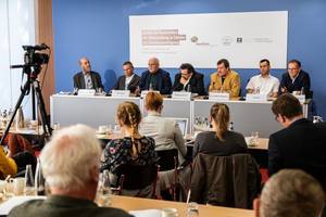 Foto: (von links nach rechts) Pressekonferenz mit Dr. Detlef BlÃ¶cher, Ado Greve (Pressesprecher Open Doors), Volker Kauder MdB, Wolfgang Baake, Pfr. Dr. Gottfried Mertens, Konvertit Jakobus und Dr. Reinhardt Schink (GeneralsekretÃ¤r der Deutschen Evangelischen Allianz) Â© Open Doors