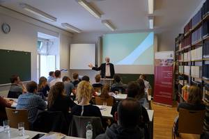 Foto: Thomas Schirrmacher wÃ¤hrend seiner Vorlesung im Syrischen Institut der UniversitÃ¤t Salzburg Â© BQ/Warnecke