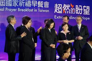 Foto: BischÃ¶fe und Pastoren beten fÃ¼r die taiwanische PrÃ¤sidentin Tsai Ing-wen nach deren Ansprache Â© BQ/Warnecke