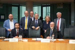 Foto: Mitglieder der AG Menschenrechte der CDU/CSU-Fraktion gemein- sam mit den eingeladenen Sachverständigen Dr. Richard Ottinger und Erzbi- schof Prof. Dr. Thomas Schirrmacher © BQ/Martin Warnecke