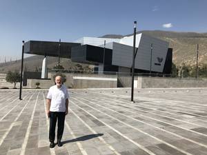 Foto: Thomas Schirrmacher vor dem Sitz von UNASUR in Quito, Ecuador Â© Thomas Schirrmacher