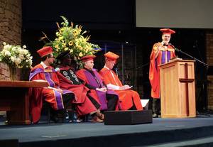 Photo: Thomas Schirrmacher during his commencement speech in South Africa © Esther Schirrmacher