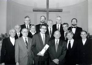 Foto: Promotion in Genf am 1.12.1994: In der Mitte mit Urkundenrolle Alfred Neufeld, darÃ¼ber Thomas Schirrmacher, rechts neben beiden Rektor Sa-muel KÃ¼lling, oben rechts Hans-Georg WÃ¼nch als UnterstÃ¼tzer des Promo-venden, alle anderen gehÃ¶ren zum LehrkÃ¶rper der STH Â© Thomas Schirrmacher