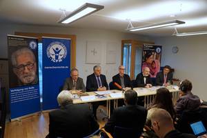 Foto: Pressekonferenz zum Jahrbuch Religionsfreiheit mit (v.l.n.r.): Prof. Heribert Hirte, MdB, Markus GrÃ¼bel, MdB, Martin Lessenthin (IGFM), Thomas Schirrmacher (IGFM), Uwe Heimowski (DEA) Â© BQ/Warnecke
