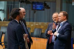 Foto (von links): Richard Ottinger, Thomas Schirrmacher, Heiner Bielefeldt, Frank Schwabe im Gespräch © BQ/Martin Warnecke