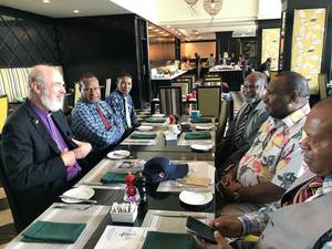 Foto: Thomas Schirrmacher und der Vorstand der Evangelischen Allianz von Papua Neuguinea im GesprÃ¤ch mit dem Premierminister des Landes, James Marape (zweiter von rechts) Â© BQ/Martin Warnecke