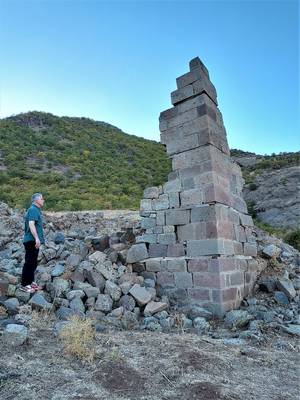 Foto 7: Hakkı steht an der Stelle, von der aus er beobachtete, wie der Ad-ler dem Hahn den Garaus gemacht hat. © Hakki Çimen