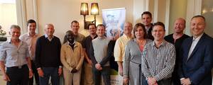 Foto: Das Kernteam (v. l.): Dave Hodgson (Australien), Matthias BÃ¶hning (Deutschland), Robert Delhaas (Niederlande), Peter Mugendi (Kenia), Luke Roush (USA), Tim Macready (Australien), Reuben Coulter (Kenya), Tom Blaisdell (USA), Anita Delhaas-van Dijk (Ni